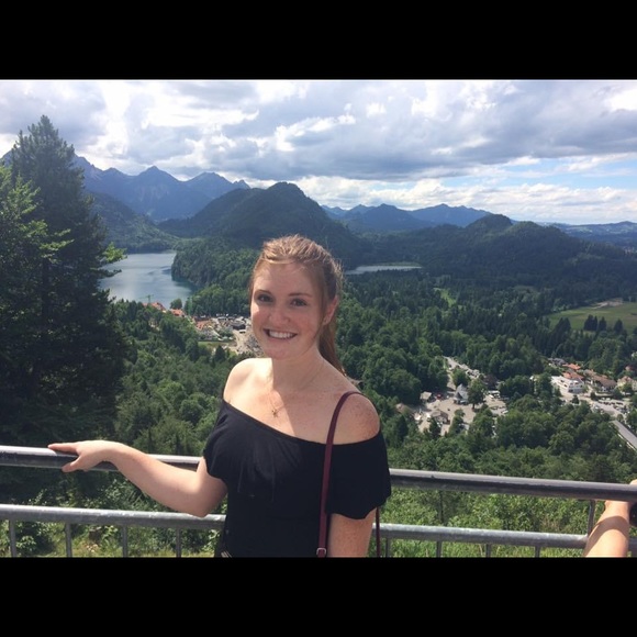 Meet your Posher, Nicole - Picture 2 of 3